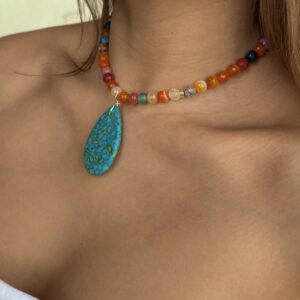 Collar naranja con piedra turquesa