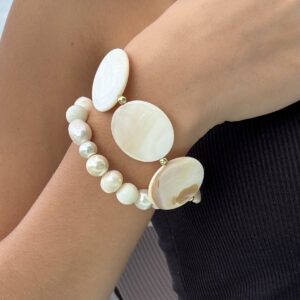 Pulsera de perlas blancas