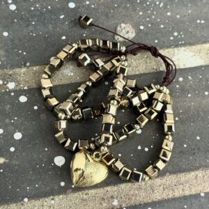Pulsera dorada con corazón