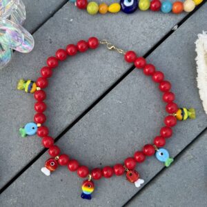 Collar rojo con peces